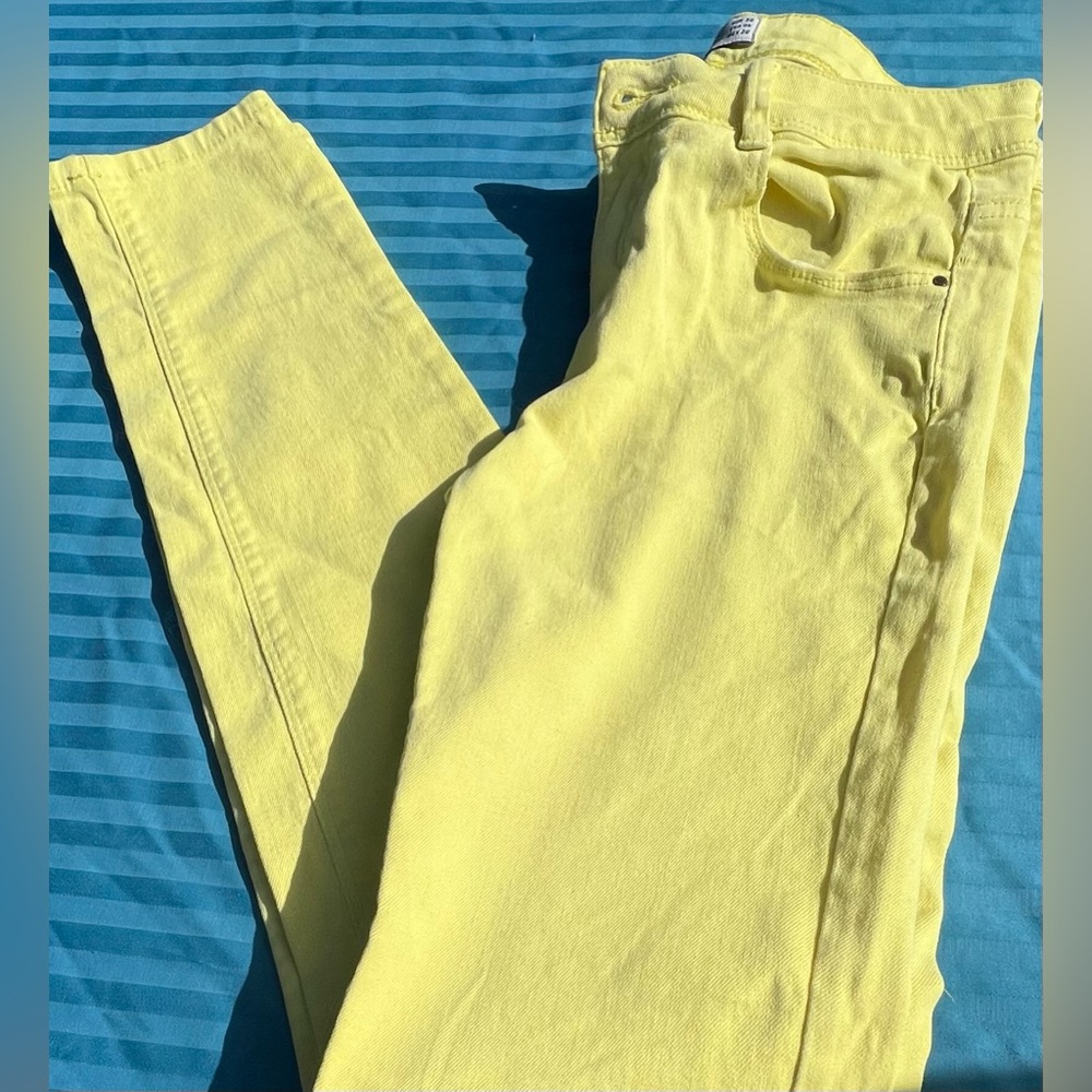 Zara Sunny Yellow Skinny Jeans. Size 4.
GW 3.